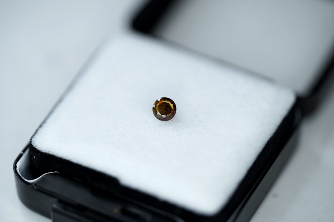 レインボーガーネット 0.376ct 奈良県産 - 画像 (5)