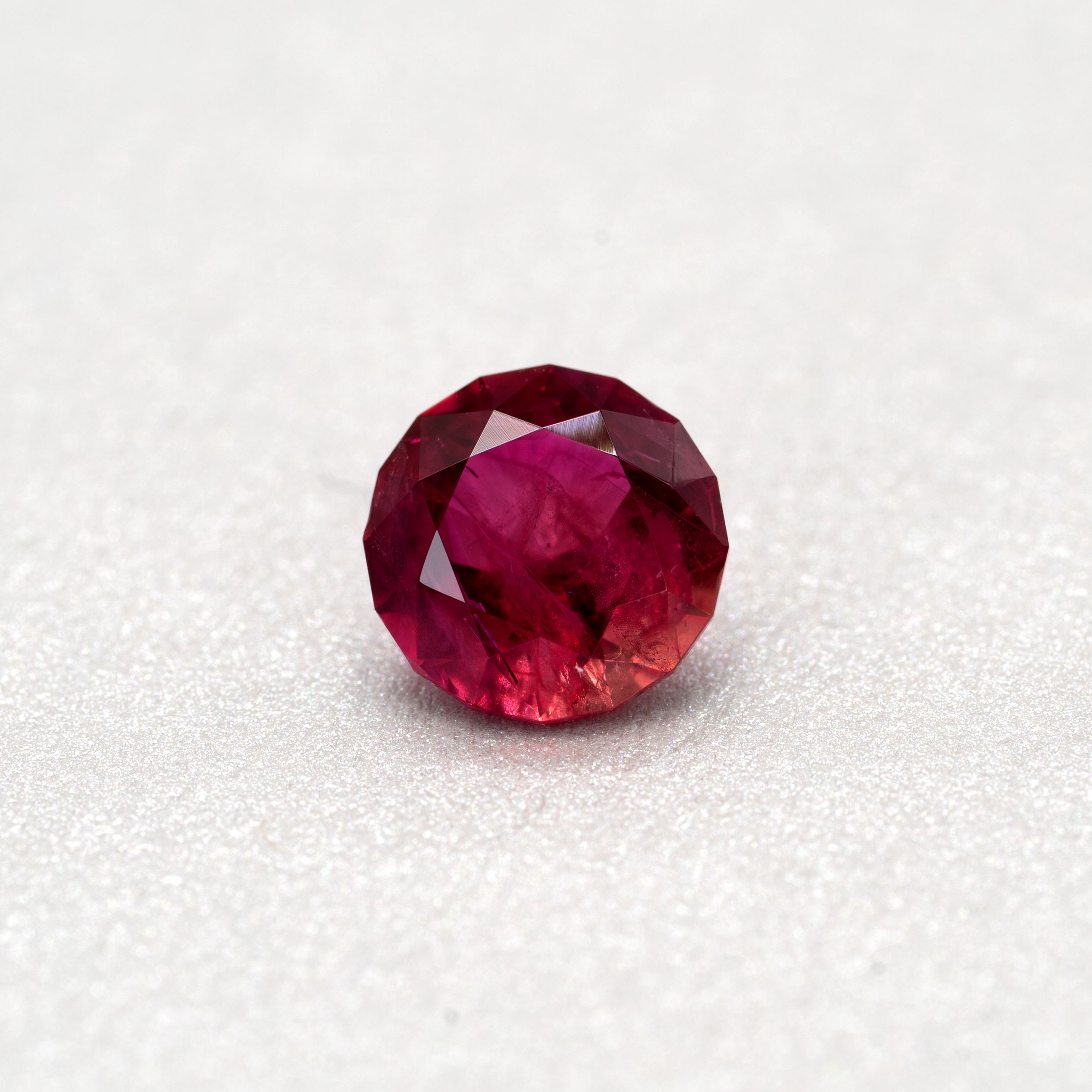 レッドベリル ビクスバイト 0.656ct アメリカ・ユタ州産 CGL - 画像 (2)