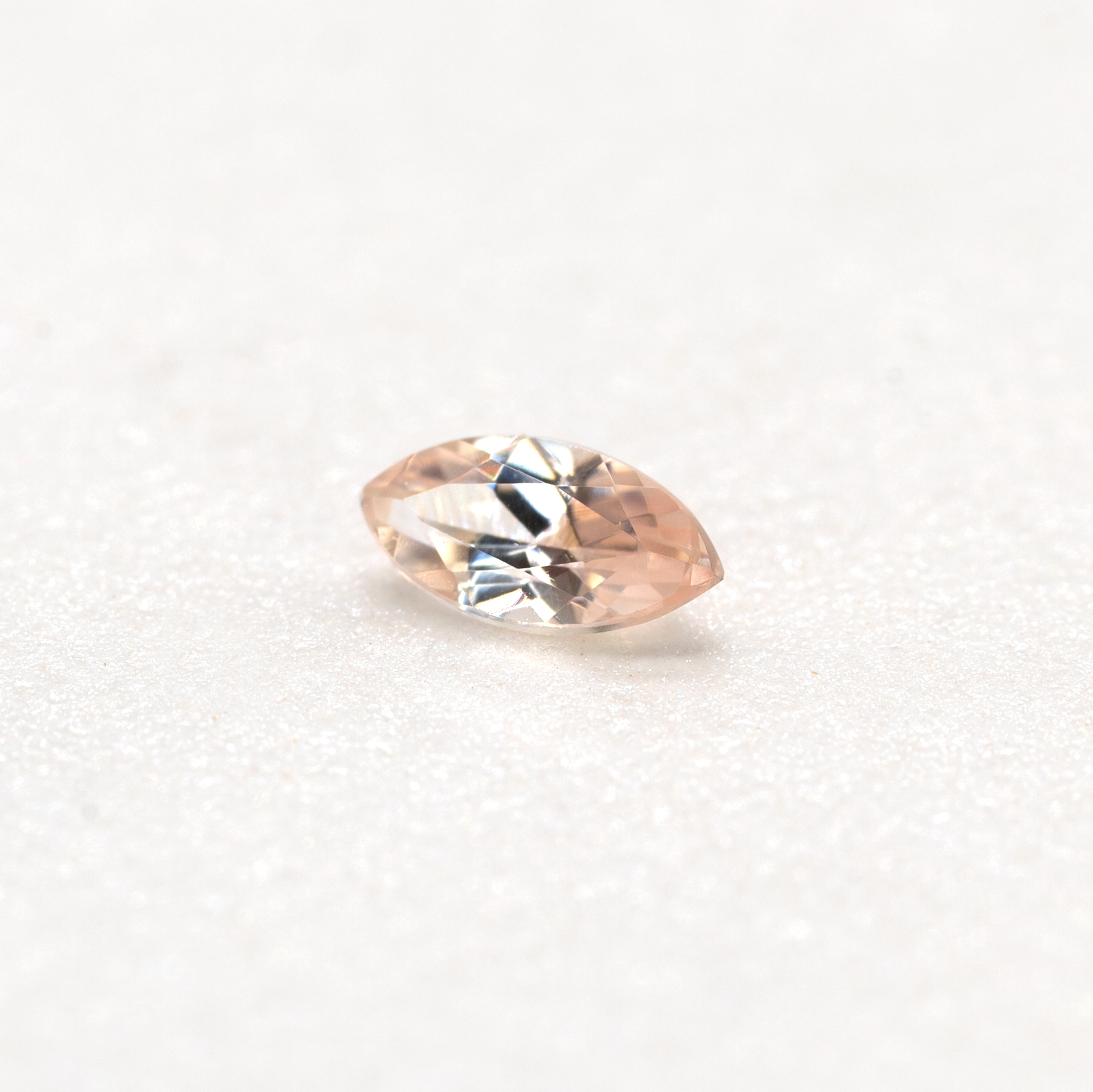 ピーチベニトアイト 0.08ct アメリカ・サンベニト産 - 画像 (3)