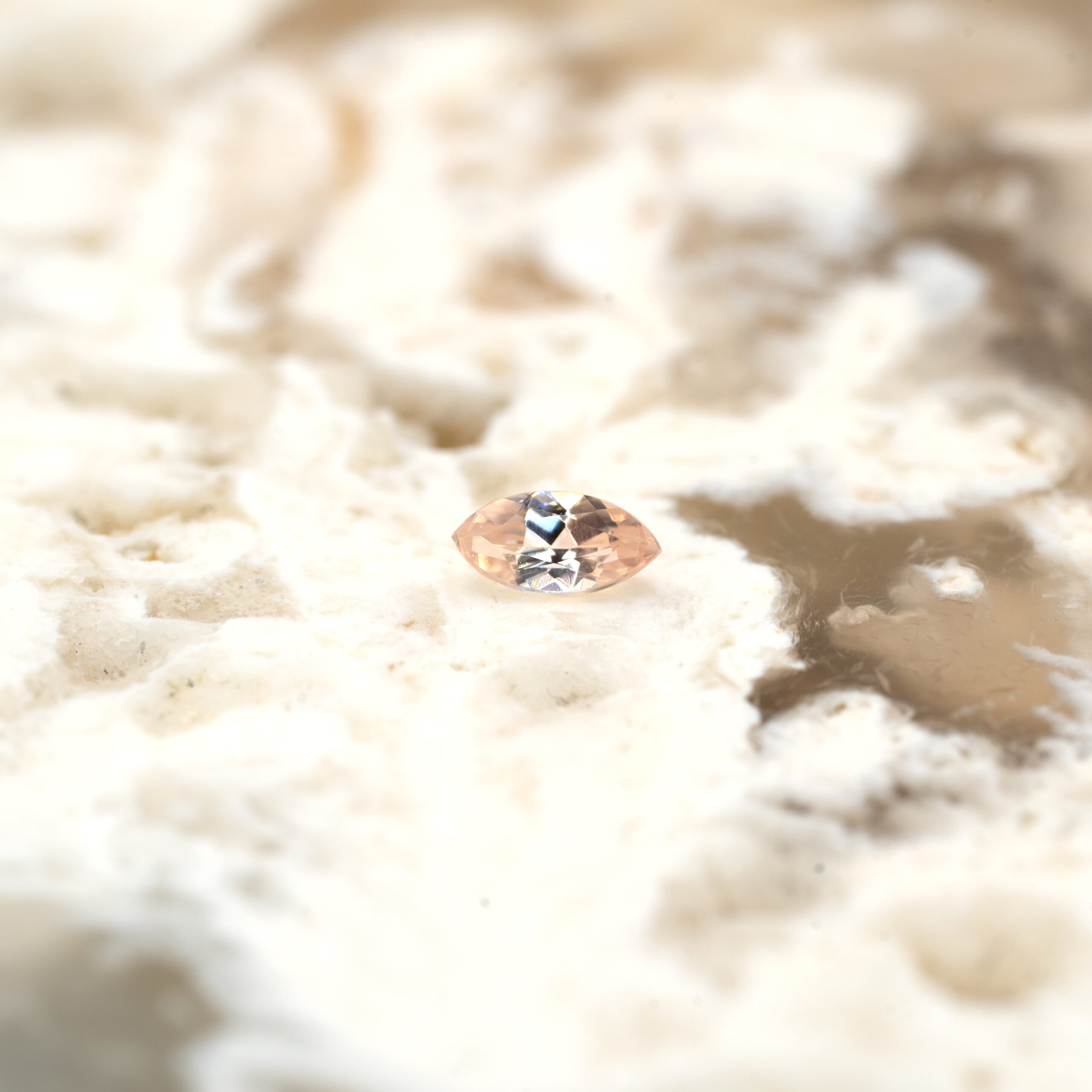 ピーチベニトアイト 0.08ct アメリカ・サンベニト産 - 画像 (7)